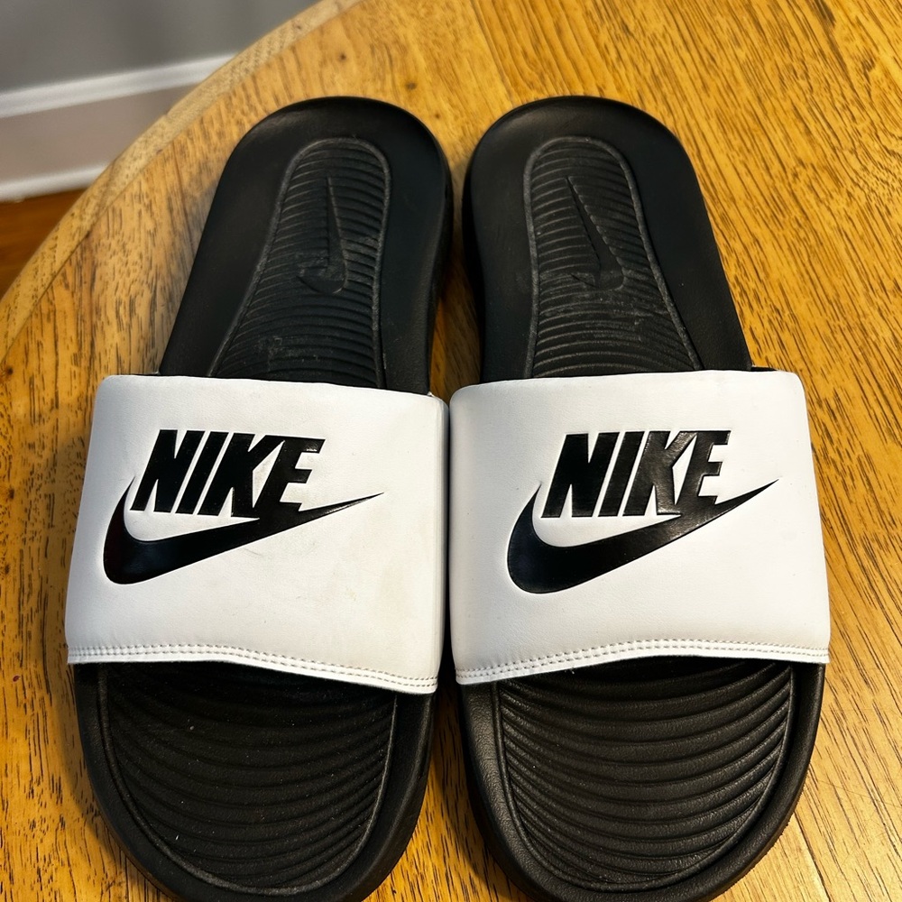 Nike Men’s Victori One Black and White Slide Sandals EUC